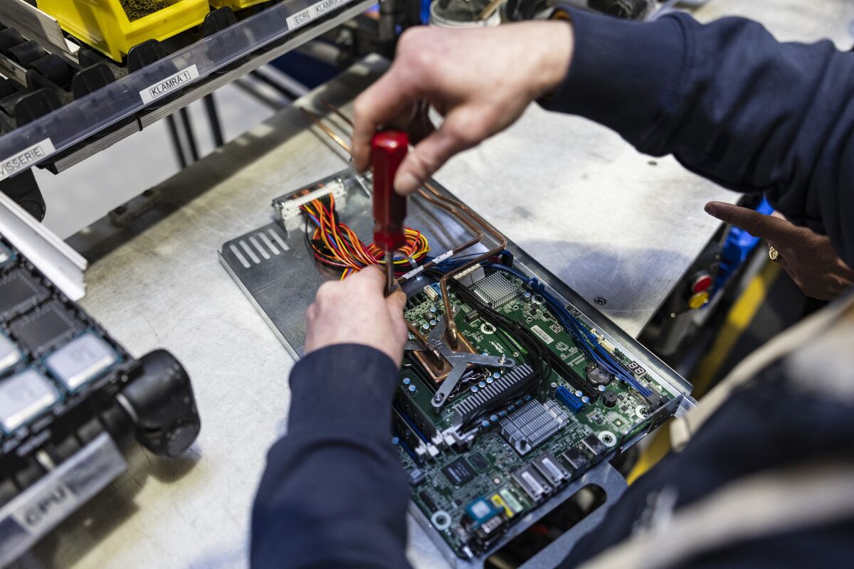 Canadian Quantum Firms Win Government Funding as US Competition Intensifies