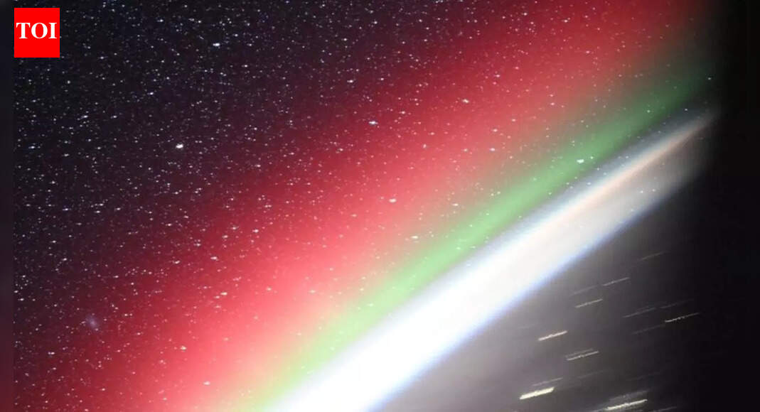 A rare space image links Earth’s glow with the Andromeda Galaxy |