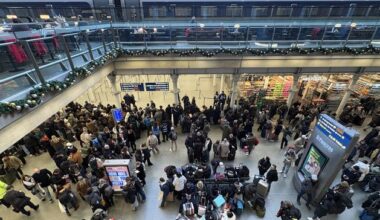 Passengers warned of more delays as Eurostar services resume