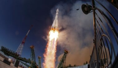 Spacecraft brings Russians, American back to earth, Russia's space agency says