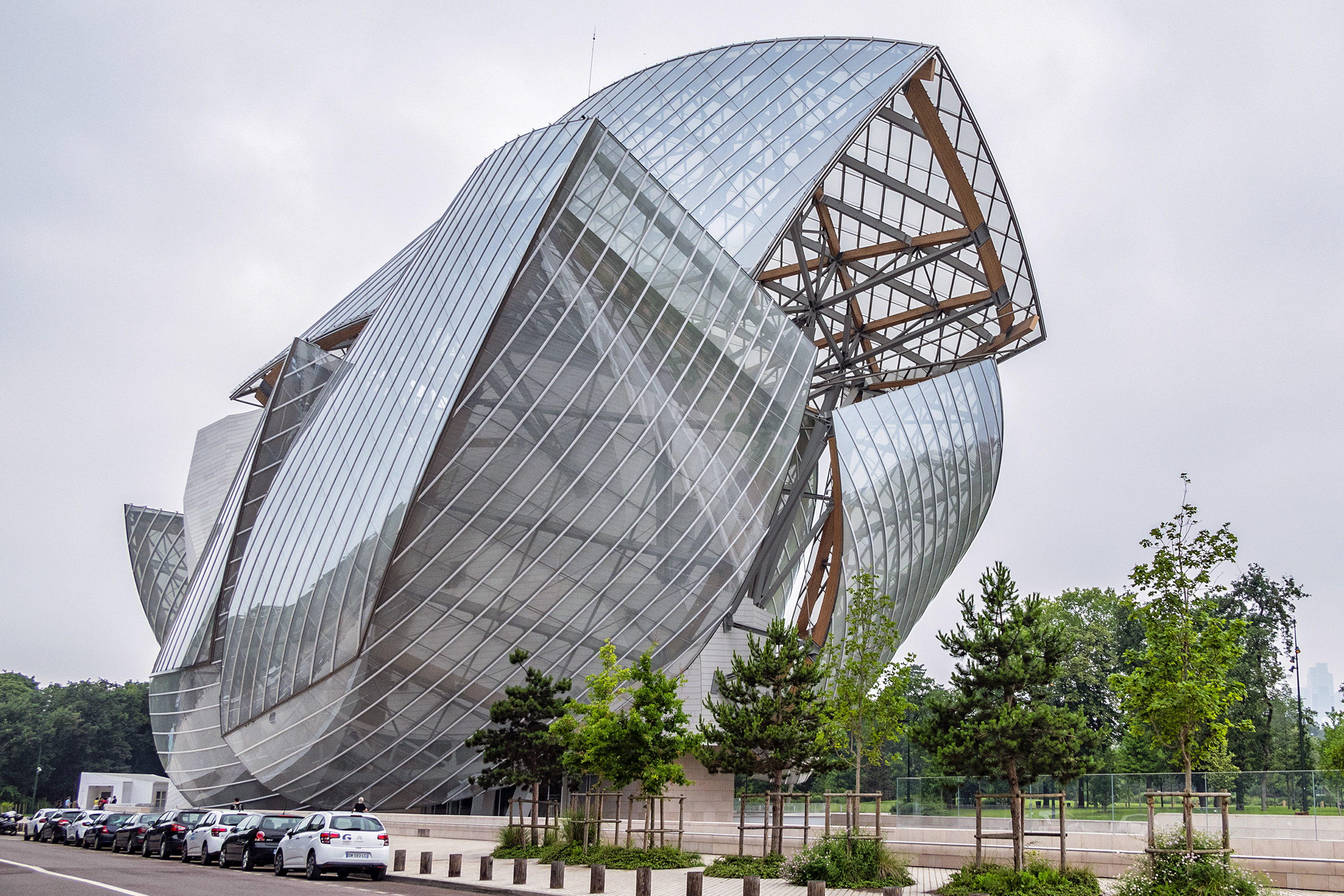 shutterstock_1115022173 - Paris,,France,-,June,11,,2018:,Modern,Architecture,Of,Louis