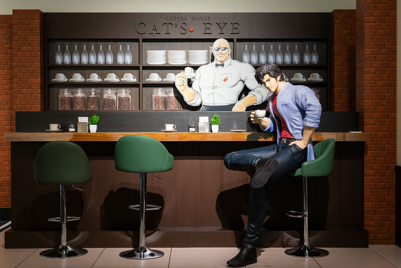 At Café Cat’s Eye, guests can take commemorative photos alongside Ryō and Umibōzu. (© Nippon.com)