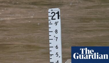Man dies in monsoonal floods in far north Queensland as graziers wait to assess stock losses | Queensland
