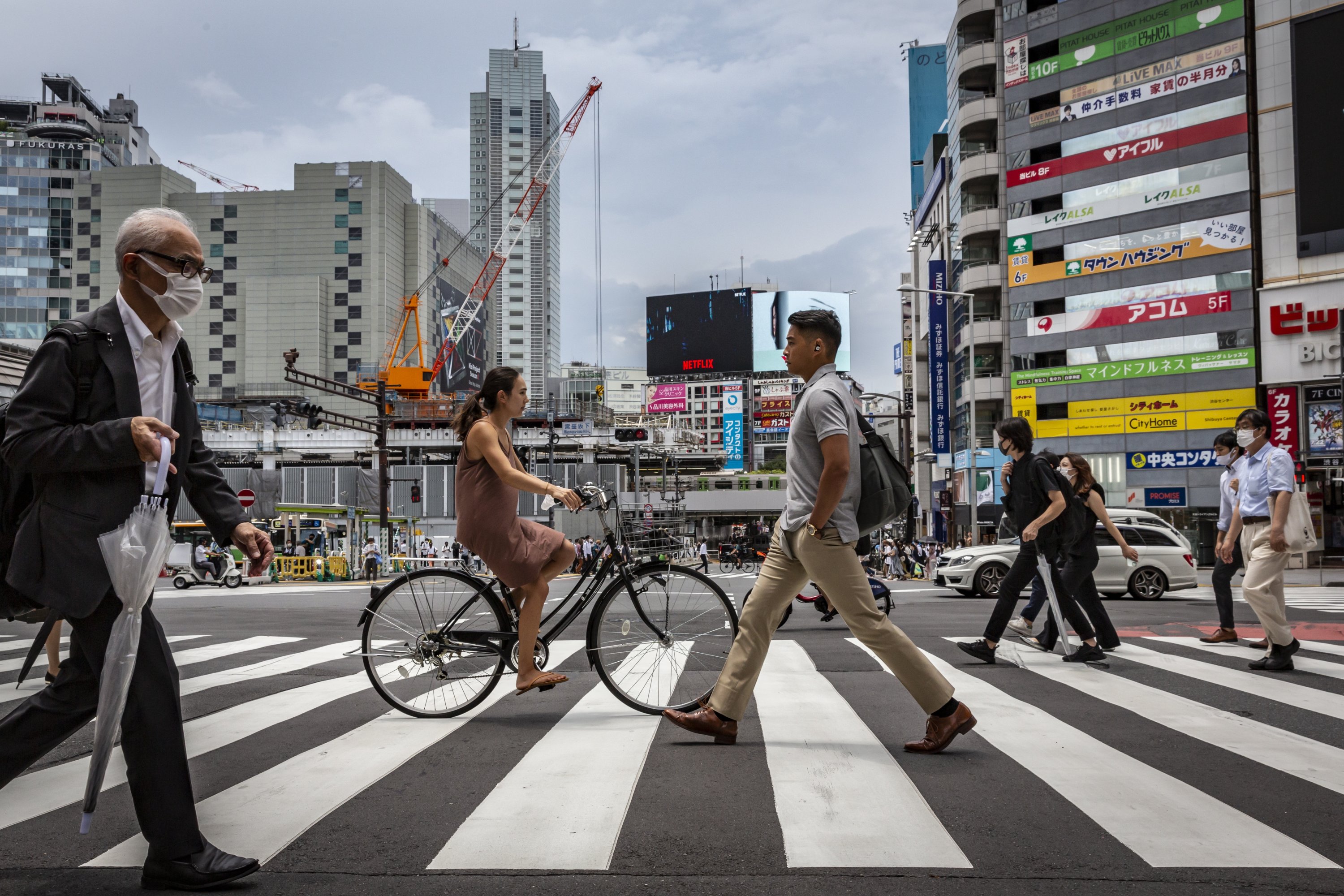People cross a street during a coronavirus pandemic, Tokyo, Japan, July 30, 2021. (Getty Images Photo)