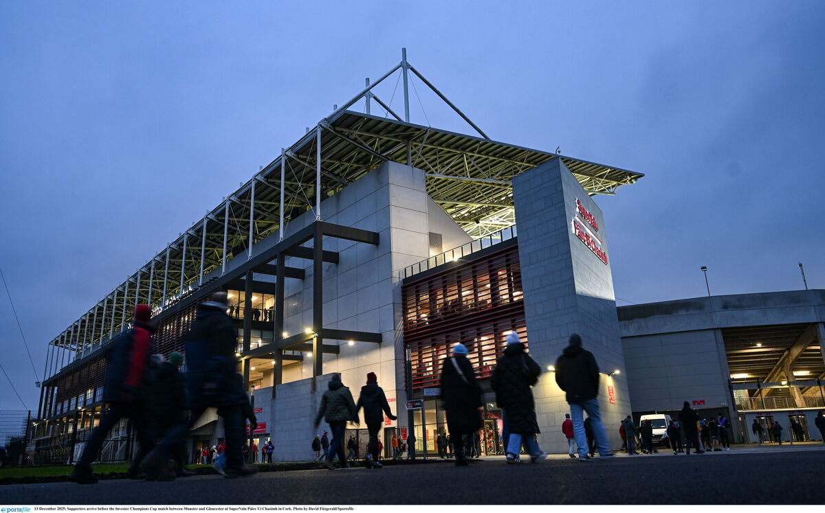 Supporters arrive before the Investec Champions Cup match between Munster and Gloucester at SuperValu Páirc Ui Chaoimh in Cork. Pic: David Fitzgerald/Sportsfile