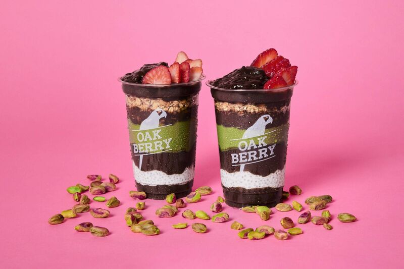 Oakberry's açaí bowls are topped with 100% natural toppings – peanut butter, granola, nuts, seeds, and fresh fruit – which are offered unlimitedly.
