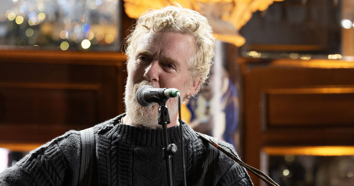 Bono joins annual Christmas Eve busking session in Dublin city