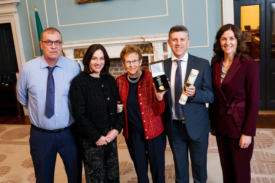Mary O’Keeffe collecting the gold medal for Callaghan ‘Cal’ O’Keeffe with son John O’Keeffe, daughter Marie O’Keeffe, son Martin O’Keeffe and Noelle O’Keeffe (Maxwell Photography)