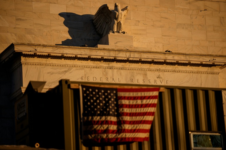 Stocks diverge as AI fears cloud US rate cut