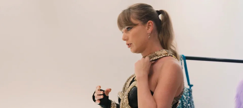 taylor swift tries on rep outfit