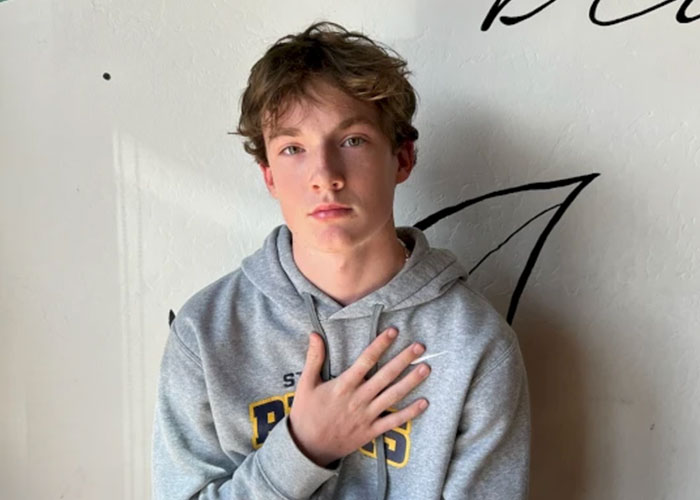 Teenager in a gray hoodie with hand on chest, illustrating concerns around ChatGPT and expert criticism after a tragic incident. Teenager in a gray hoodie with hand on chest, illustrating concerns around ChatGPT and expert criticism after a tragic incident.