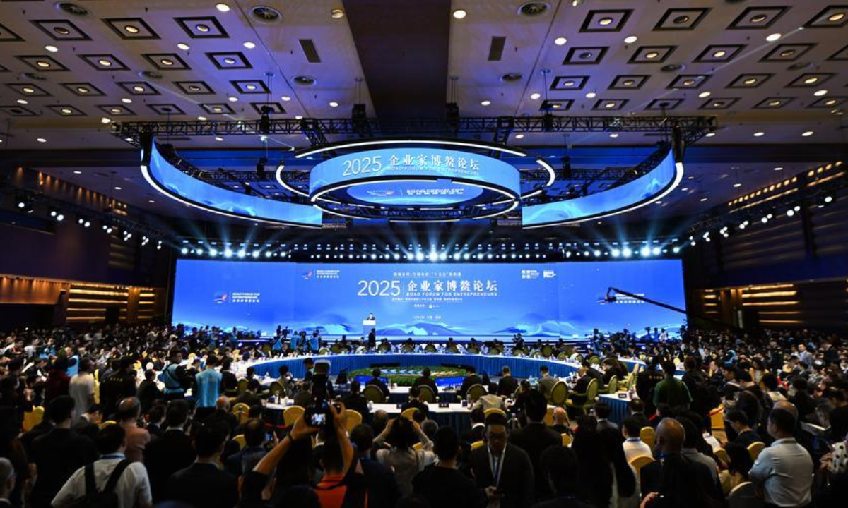 This photo taken on Dec. 4, 2025 shows a scene during the main forum of the 2025 Boao Forum for Entrepreneurs held in Boao, south China's Hainan Province. (Xinhua/Yang Guanyu)