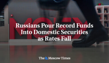 Russians Pour Record Funds Into Domestic Securities as Rates Fall