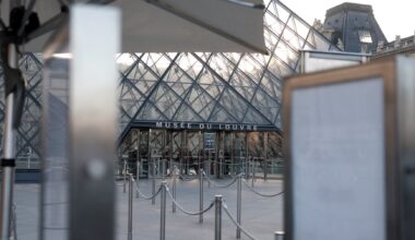 Paris Louvre museum will stay closed on Monday due to strike