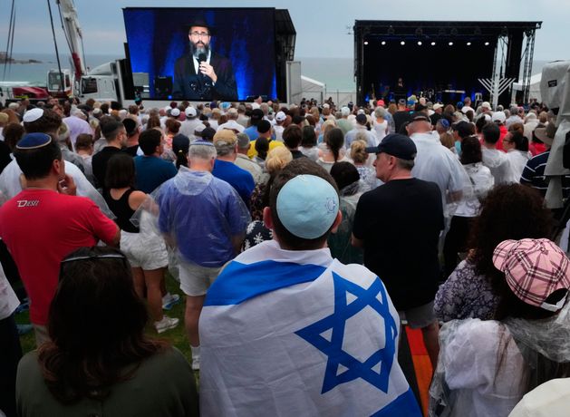 Australian prime minister booed as Bondi Beach attack victims honoured