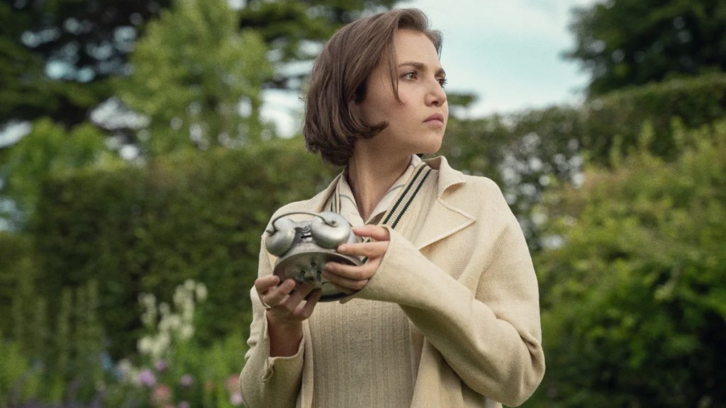 Mia McKenna Bruce in “Agatha Christie’s Seven Dials” (Simon Ridgway/Netflix)