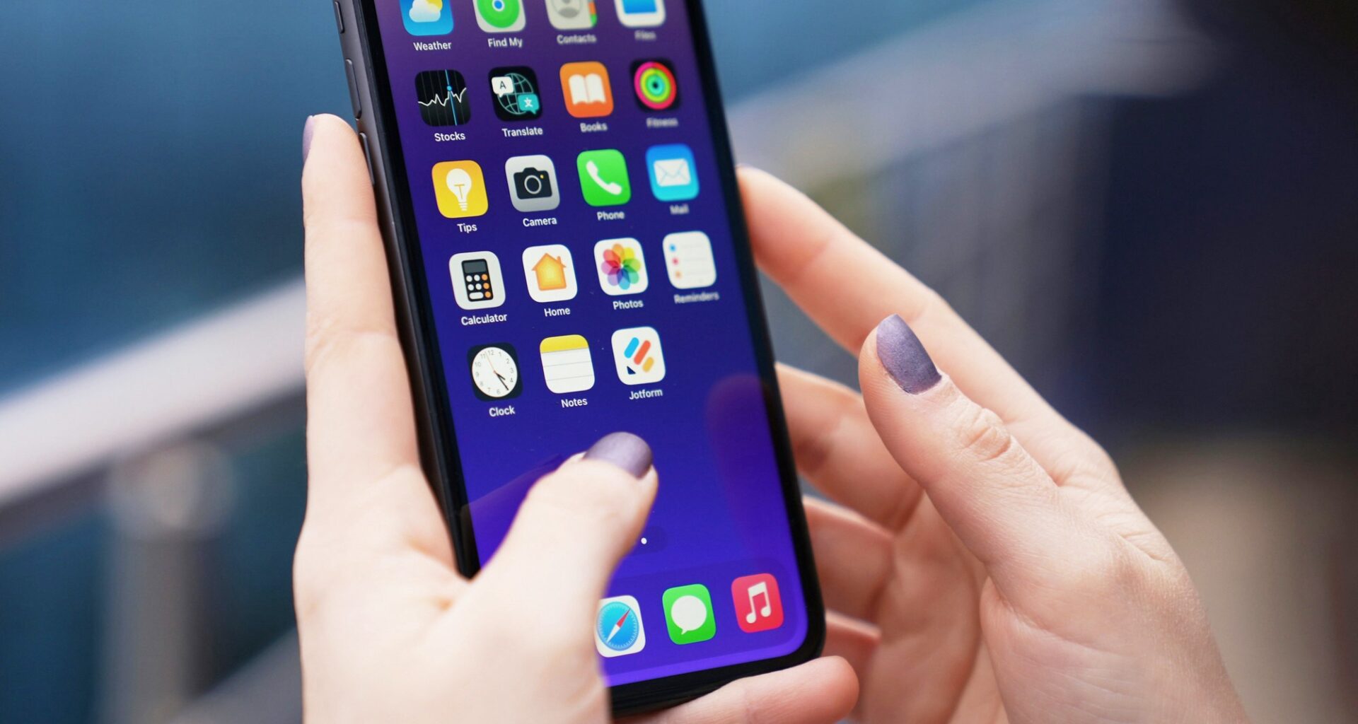 Downgrades and higher prices expected to result in decline in sales of Apple iPhone, Samsung Galaxy and others