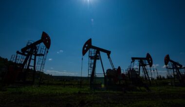 Oil up as market weighs strong US economic growth, supply risks