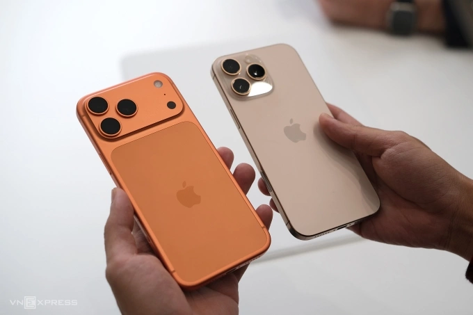 The iPhone 17 Pro Max (left) and iPhone 17 Pro. Photo by VnExpress/Tuan Hung