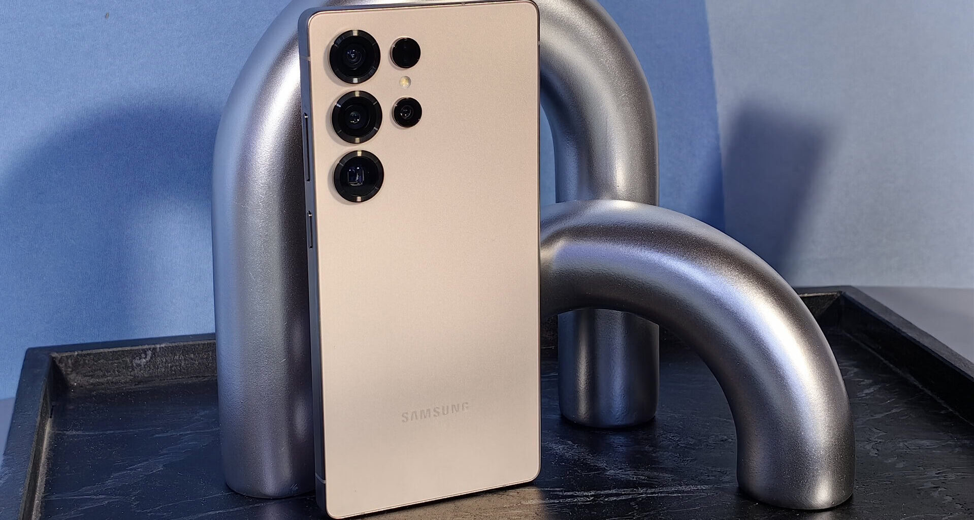 Galaxy S25 Ultra standing