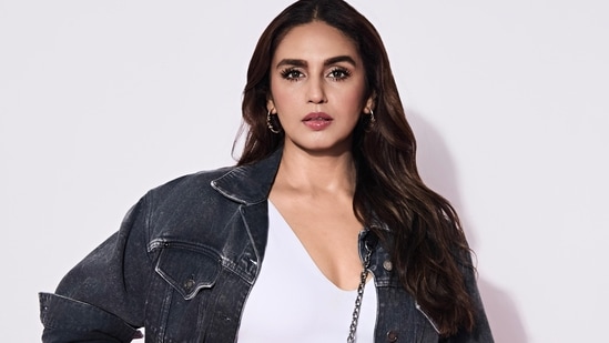 While advocating for respect and boundaries, Huma Qureshi emphasized her healthy rapport with photographers, contrasting Jaya Bachchan's harsh criticism of the paparazzi's professionalism and conduct.