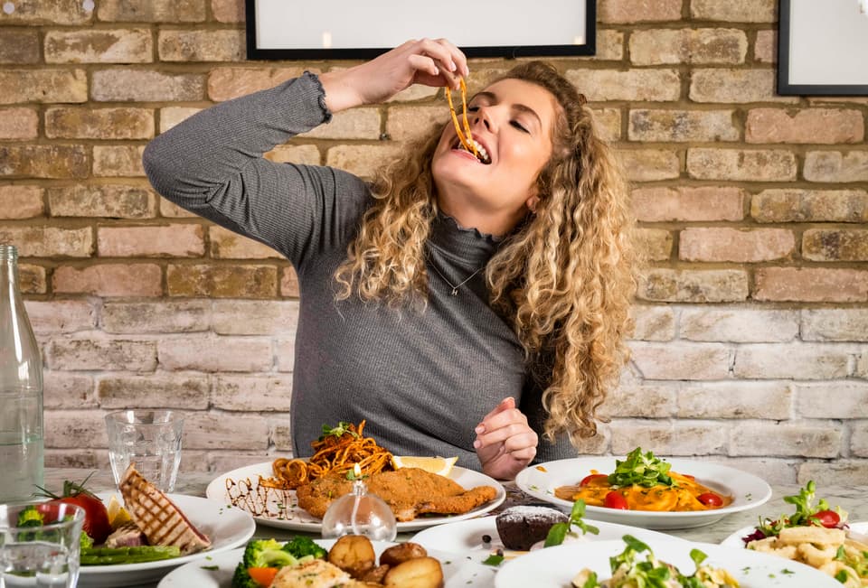 Psychologist reveals we're all eating the WRONG way – as London restaurants launch 'hands-only' experience