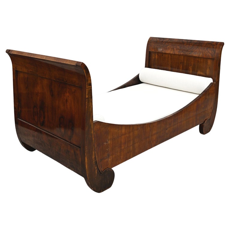 Biedermeier Walnut Veneered Sleigh Daybed, Austria 1820s