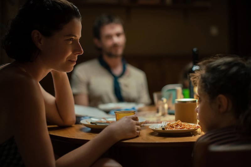 The Lost Daughter: Jessie Buckley with Nikos Poursanidis and Ellie Mae Blake in Maggie Gyllenhaal's film
