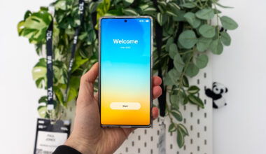 One UI 8.5 Splasg Screen in hand