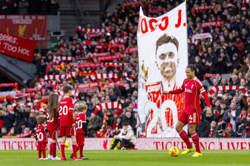 LIVERPOOL, ENGLAND - Saturday, December 27, 2025: Dinis and Duarte, Diogo Jota's children, as mascots with Liverpool's captain Virgil van Dijk before the FA Premier League match between Liverpool FC and Wolverhampton Wanderers FC at Anfield. (Photo by David Rawcliffe/Propaganda)