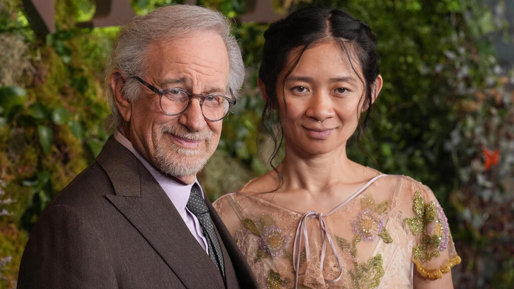 Chloé Zhao and Steven Spielberg (Photo: Chris Pizzello/Invision/AP) קלואי ז'או וסטיבן ספילברג