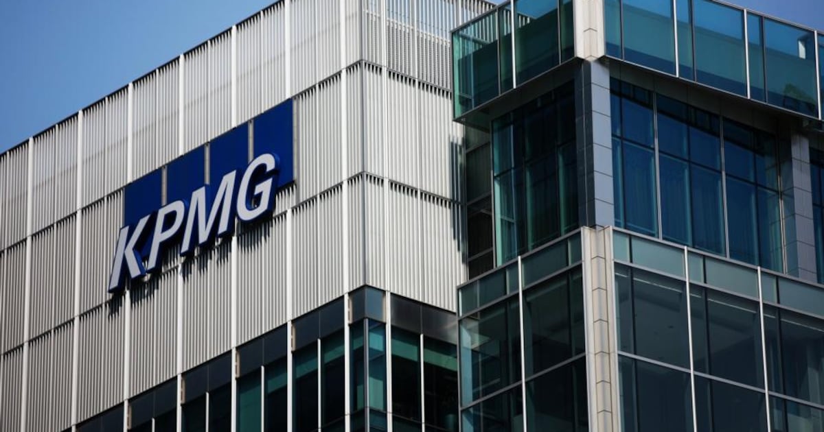 Top consultancies freeze starting salaries as AI threatens ‘pyramid’ model – The Irish Times