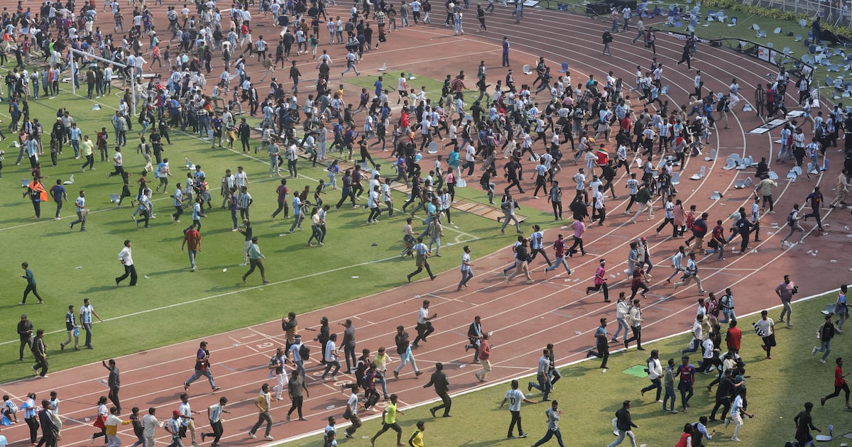 Angry fans throw objects, invade pitch after Lionel Messi’s brief appearance at India event – The Irish Times