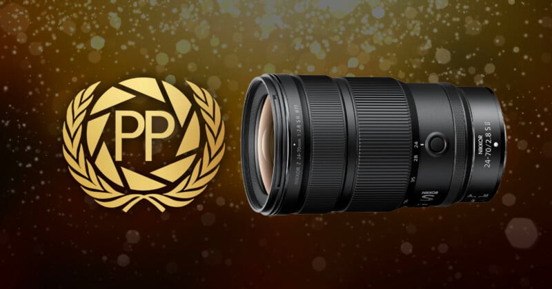 A gold laurel wreath with the letters "PP" inside, next to a black camera lens on a brown background with bokeh light effects.