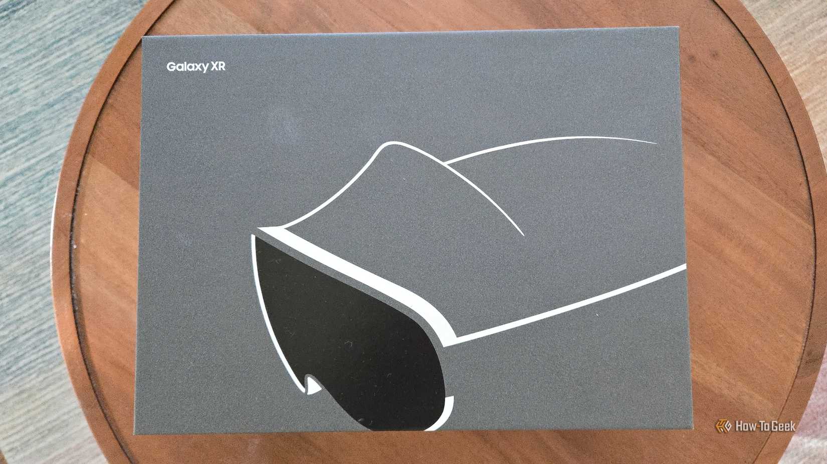 A Samsung Galaxy XR box.