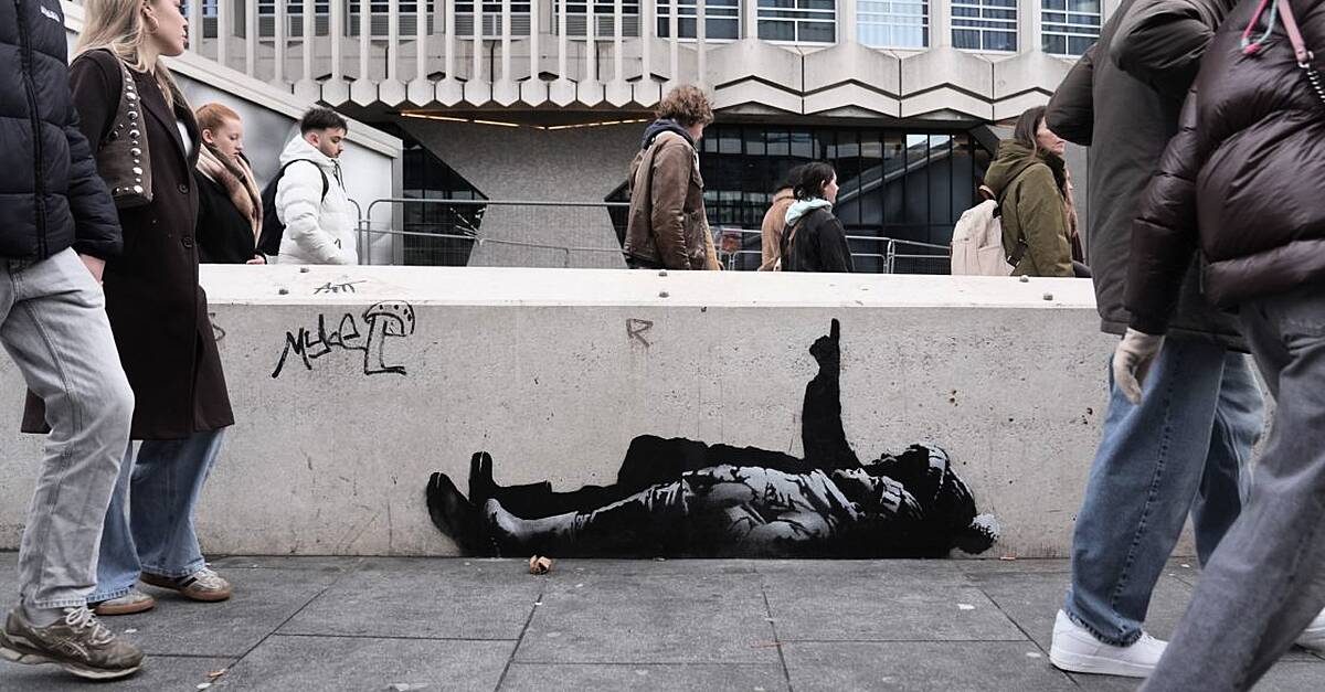 Artwork thought to be by Banksy appears at foot of London skyscraper