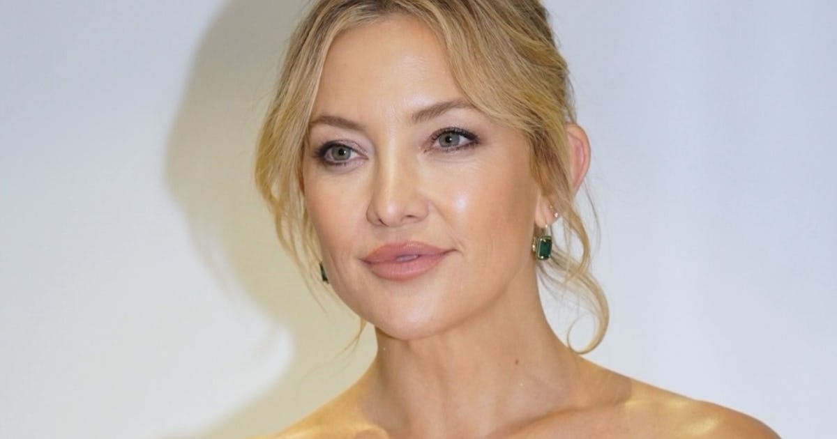 Kate Hudson's "Song Sung Blue" Premiere Look Paired A Plunging Neckline With A Cape