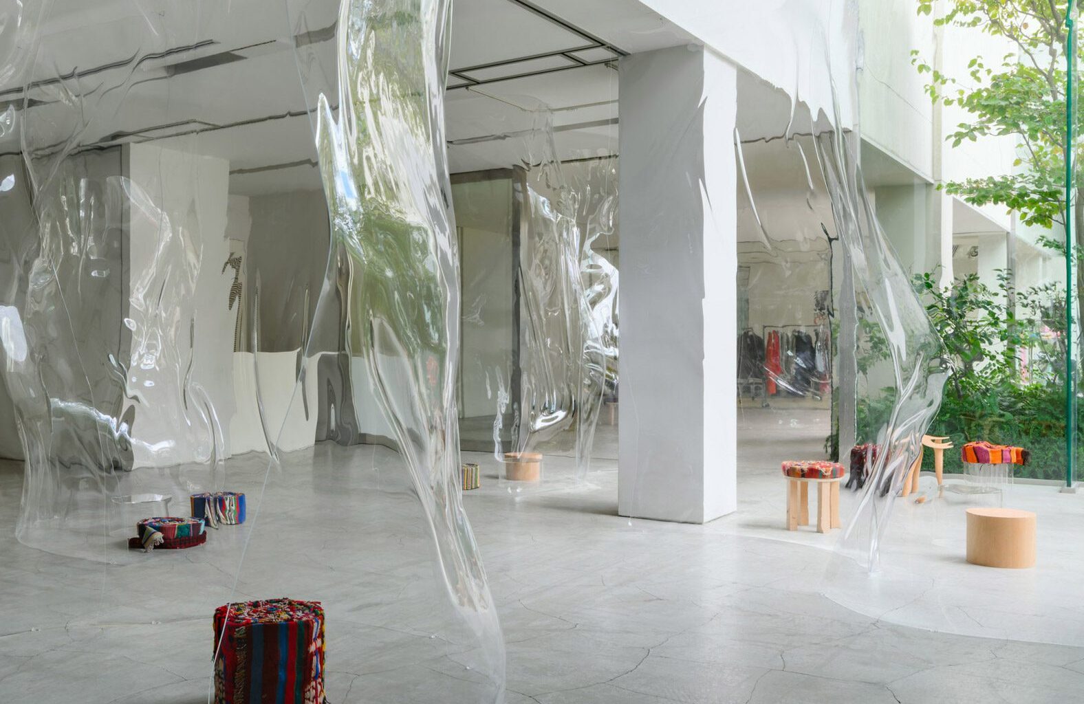 Ichio Matsuzawa creates "one-of-a-kind" bar out of undulating acrylic glass