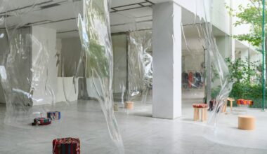 Ichio Matsuzawa creates "one-of-a-kind" bar out of undulating acrylic glass