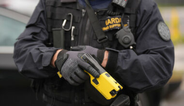 Over 100 frontline gardaí to be armed with taser guns · TheJournal.ie
