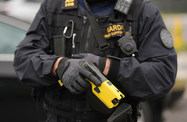 Over 100 frontline gardaí to be armed with taser guns · TheJournal.ie