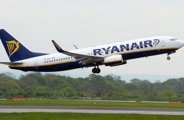 Man arrested from aircraft after flight to Dublin diverted to Cork