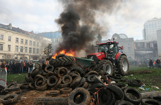 Farmers honk horns of 1,000 tractors in Brussels to protest trade deal - The Journal