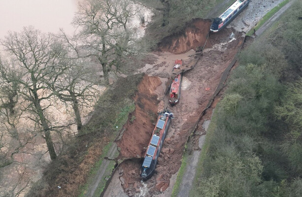 Ten people rescued after boats pulled into sinkhole in English canal - The Journal