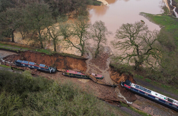 'It was like a scene from the Titanic film': Witnesses describe boat being swallowed by large 'sinkhole' - The Journal