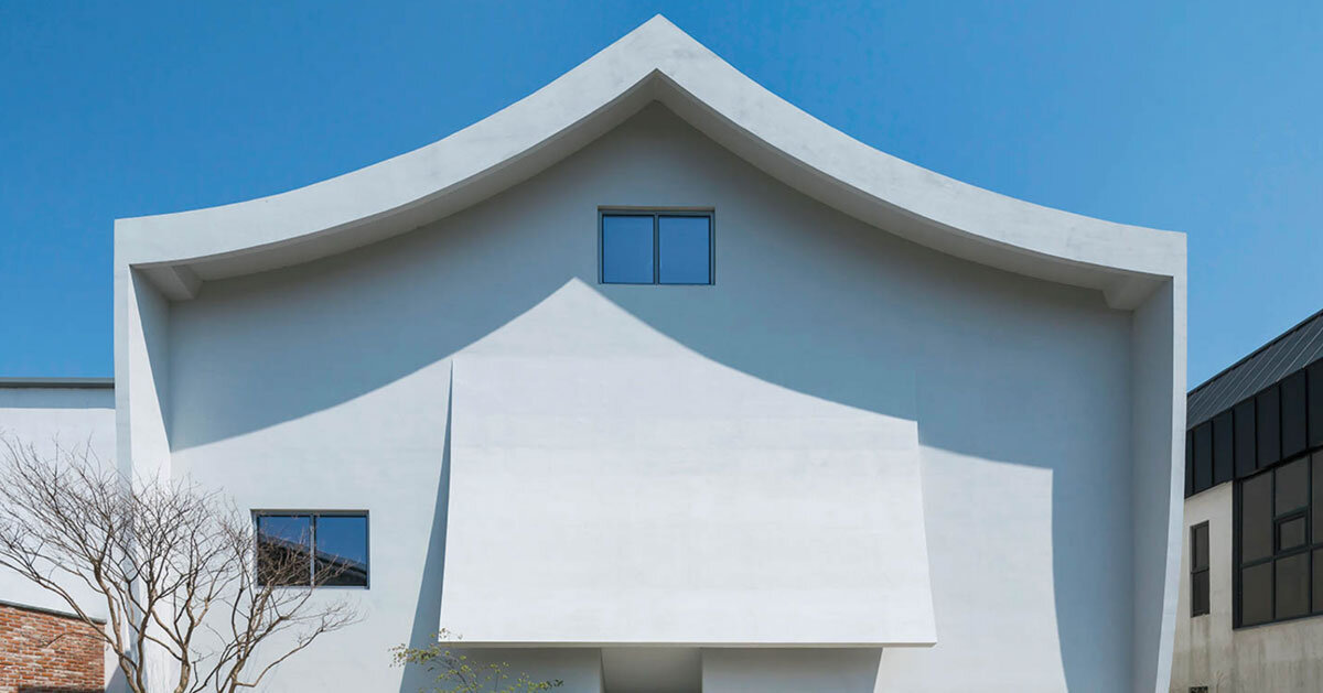 curved eave roofs shape IROJE KHM’s white lakeside residence in south korea