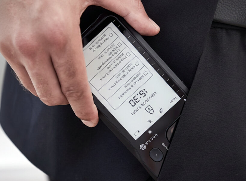 iPhone case e-ink display