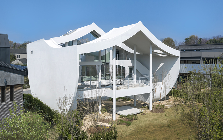 curved eave roofs shape IROJE KHM’s white lakeside residence in south korea