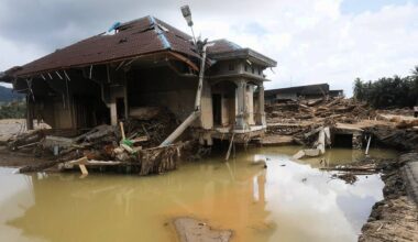More than 1,300 dead from floods in Indonesia, Sri Lanka and Thailand