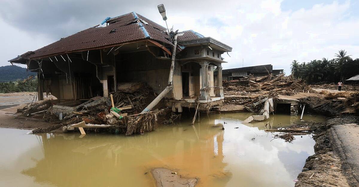 More than 1,300 dead from floods in Indonesia, Sri Lanka and Thailand